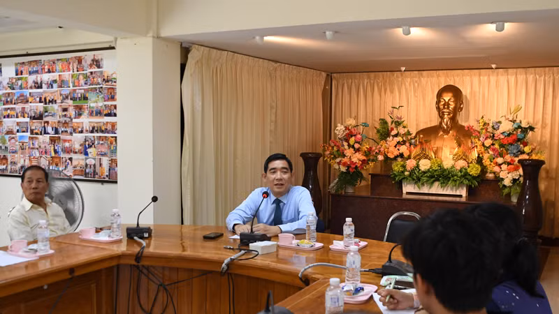 Đại sứ Phạm Việt Hùng phát biểu tại buổi sinh hoạt chuyên đề.