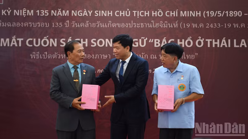 Phó Tổng Giám đốc Đài Tiếng nói Việt Nam Ngô Minh Hiển trao tặng sách.