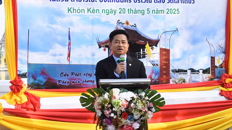 Tổng lãnh sự Đinh Hoàng Linh ca ngợi những công lao to lớn của Chủ tịch Hồ Chí Minh.