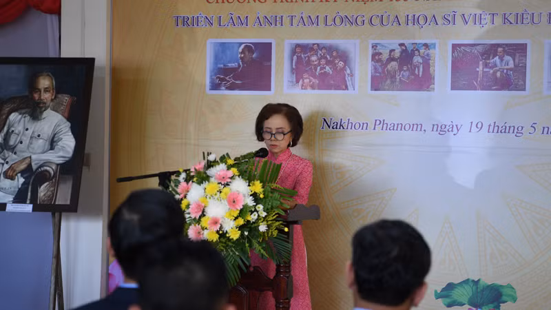 Bà Võ Thị Hồng Vân xúc động chia sẻ tại sự kiện.