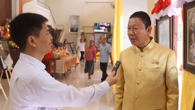 Chủ tịch Hội hữu nghị Thái Lan-Việt Nam Sanan Angubolkul trả lời phỏng vấn phóng viên Báo Nhân Dân.