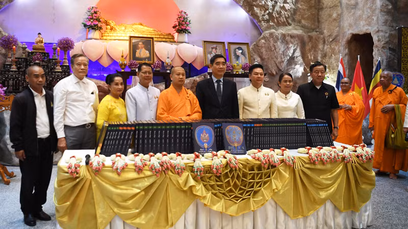 Các đại biểu tham dự lễ trao nhận bộ Kinh Tam Tạng Pali bản tụng đọc.