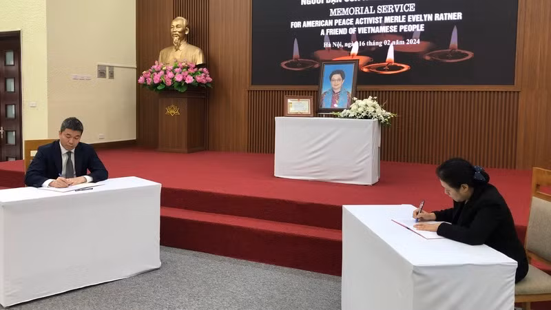 Các đại biểu ghi sổ tang tiễn biệt đồng chí Merle Ratner.