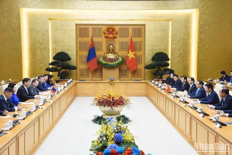 Thủ tướng Phạm Minh Chính hội kiến Tổng thống Mông Cổ Ukhnaagiin Khurelsukh. (Ảnh: TRẦN HẢI)