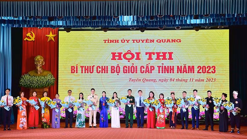 Ban Tổ chức hội thi tặng hoa và trao biểu trưng lưu niệm cho thí sinh.