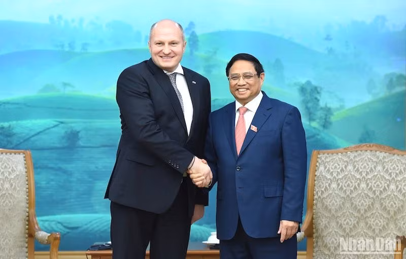 Thủ tướng Chính phủ Phạm Minh Chính và Thượng tướng Kurenkov Aleksandr Vyacheslavovich, Bộ trưởng Tình trạng khẩn cấp Liên bang Nga. (Ảnh: TRẦN HẢI)