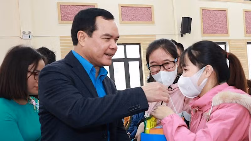 Chủ tịch Tổng Liên đoàn Lao động Việt Nam trao quà Tết Nguyên đán 2023 tặng đoàn viên tỉnh Hà Nam.