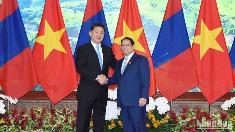 Thủ tướng Phạm Minh Chính đón Tổng thống Mông Cổ Ukhnaagiin Khurelsukh. (Ảnh: TRẦN HẢI)