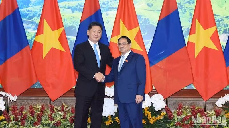 Thủ tướng Phạm Minh Chính đón Tổng thống Mông Cổ Ukhnaagiin Khurelsukh. (Ảnh: TRẦN HẢI)