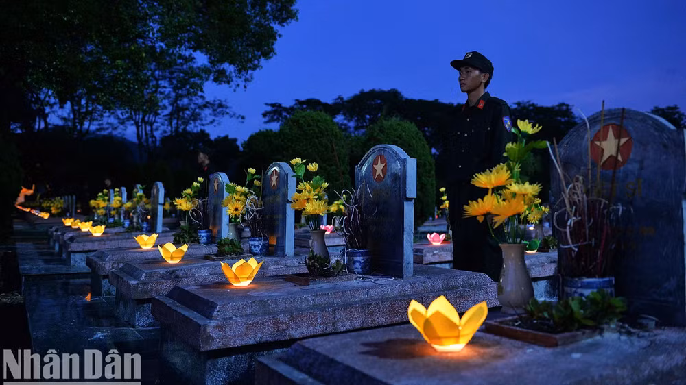 Thắp nến tri ân các Anh hùng, liệt sĩ tại Điện Biên ngày 26/7/2024.