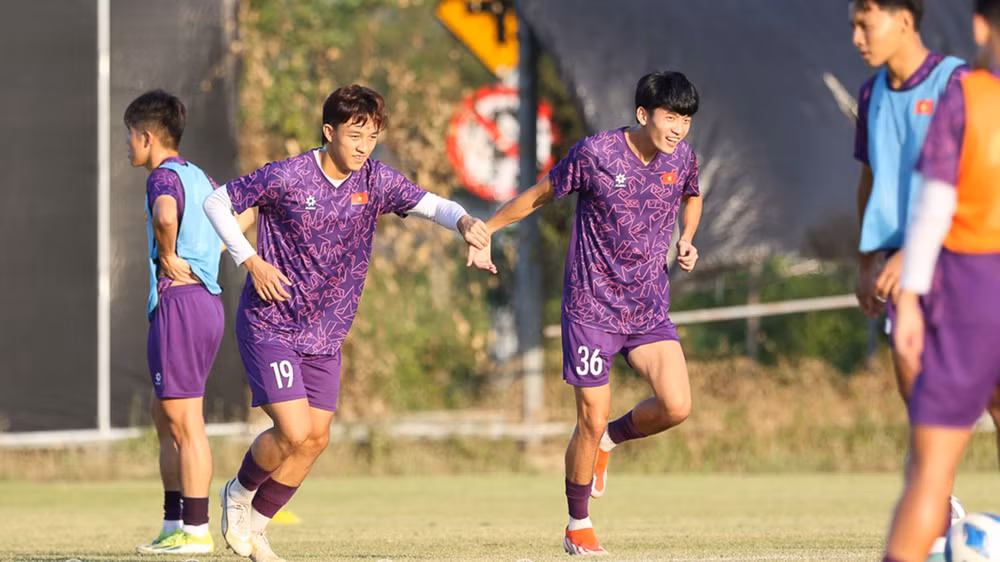 Các tuyển thủ U19 Việt Nam tập luyện cho trận đấu cuối gặp U19 Lào. (Ảnh: VFF)