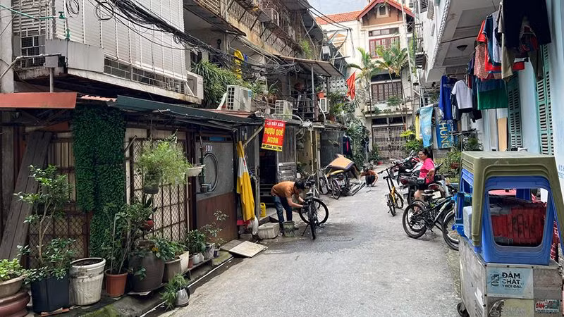 Những công trình bên phía tay trái lấn hoàn toàn diện tích đất công cộng, tại thời điểm ghi nhận có hộ còn đang tiếp tục thi công lấn chiếm ở tầng 2.