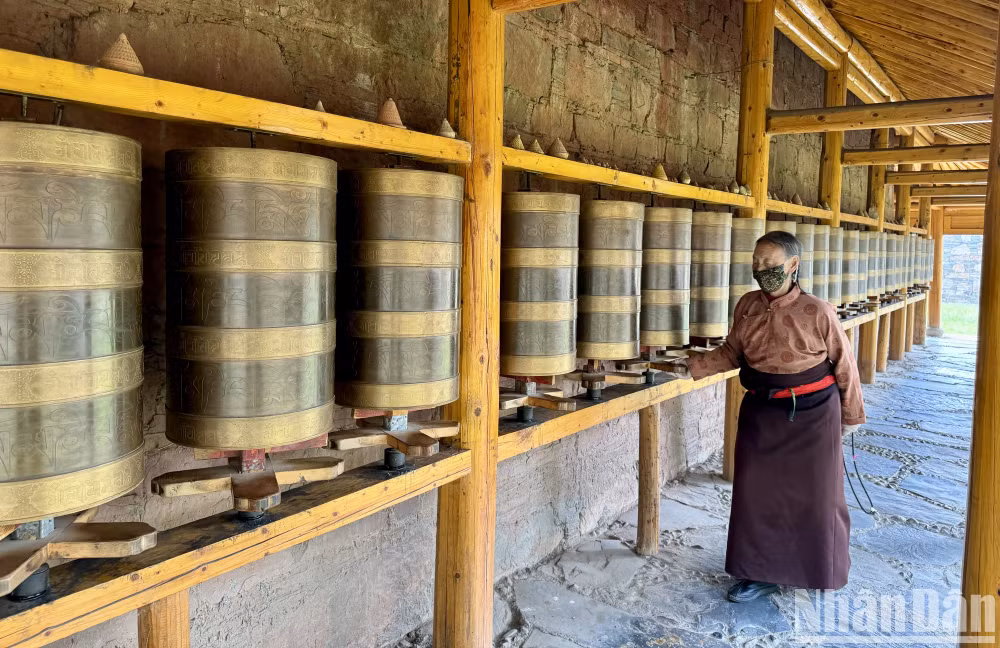 Người dân địa phương quan niệm, quay những chiếc chuông tại các ngôi chùa, cũng là một lần đọc kinh, để cầu mong những điều bình an trong cuộc sống.