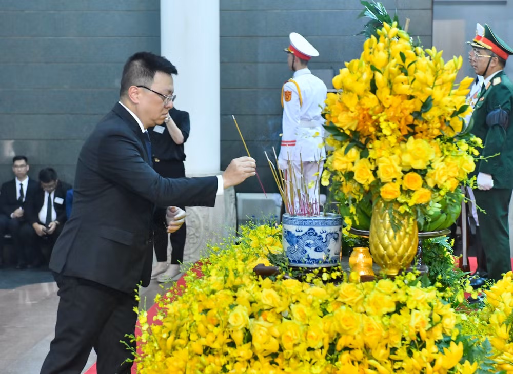 Đoàn Hội Nhà báo Việt Nam do đồng chí Lê Quốc Minh, Ủy viên Trung ương Đảng, Tổng Biên tập Báo Nhân Dân, Phó Trưởng Ban Tuyên giáo Trung ương, Chủ tịch Hội Nhà báo Việt Nam làm Trưởng đoàn viếng Tổng Bí thư Nguyễn Phú Trọng.