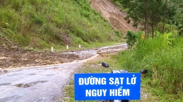 Đường giao thông ở miền núi Thanh Hóa đã xảy ra sạt lở.