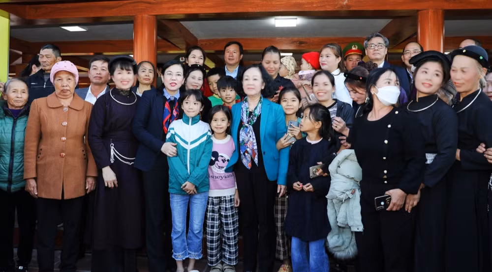 Đồng chí Trương Thị Mai và lãnh đạo tỉnh Thái Nguyên với người dân khu dân cư Mỏ Gà.