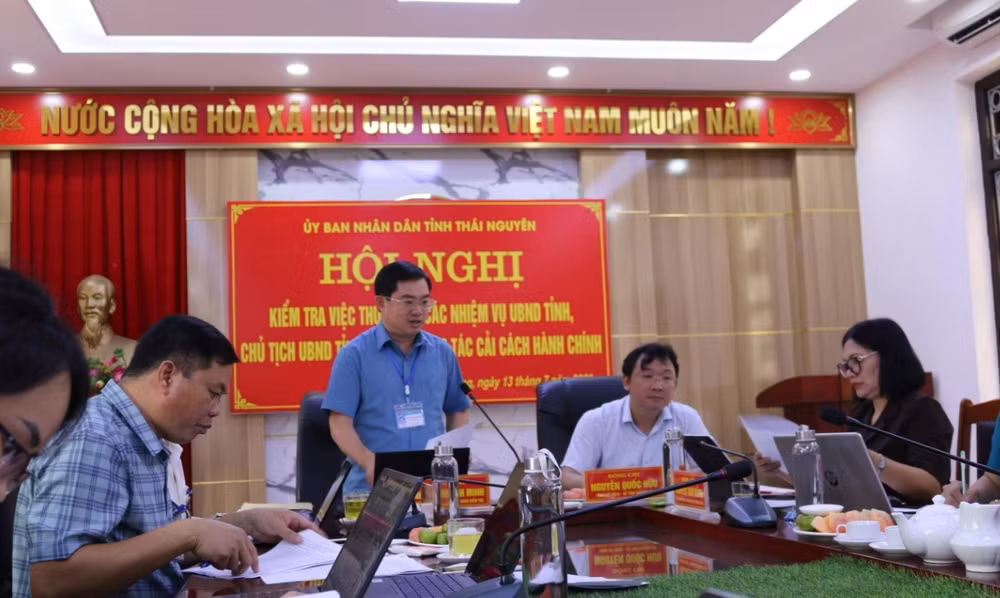 Lãnh đạo Sở Nội vụ Thái Nguyên đề nghị huyện Phú Lương chỉ đạo thực hiện nghiêm kỷ luật, kỷ cương hành chính trên địa bàn.