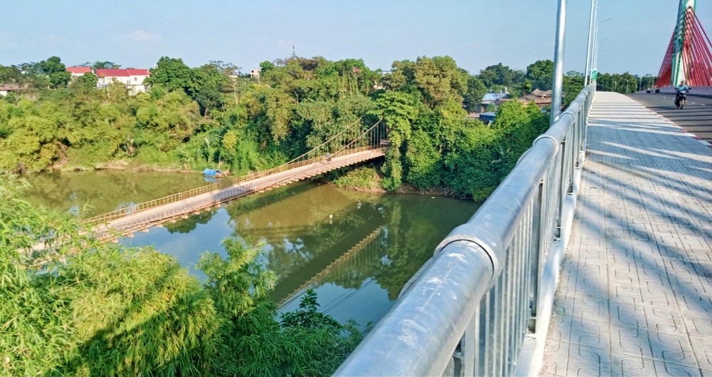 Cầu bê-tông Huống Thượng ngay bên cạnh, phương án tài chính cầu treo BOT “phá sản”.