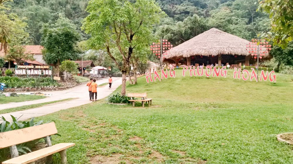 Nhà đầu tư khu du lịch hang Phượng Hoàng mong muốn có cơ chế thu phí tham quan di tích quốc gia hang Phượng Hoàng-suối Mỏ Gà để yên tâm đầu tư lâu dài.
