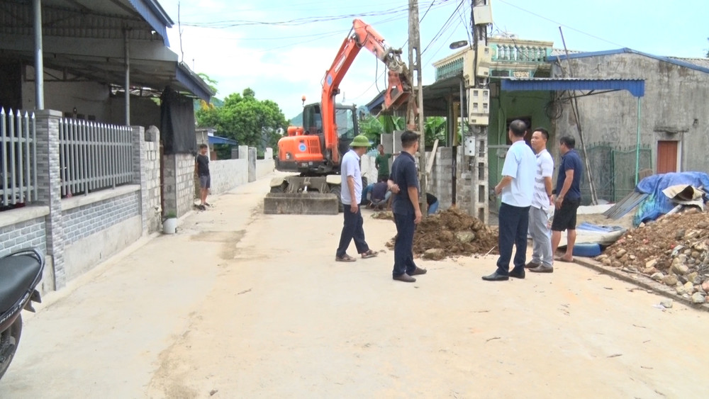 Cấp ủy, chính quyền, ngành điện và người dân đồng lòng di chuyển hệ thống cột điện trên địa bàn.