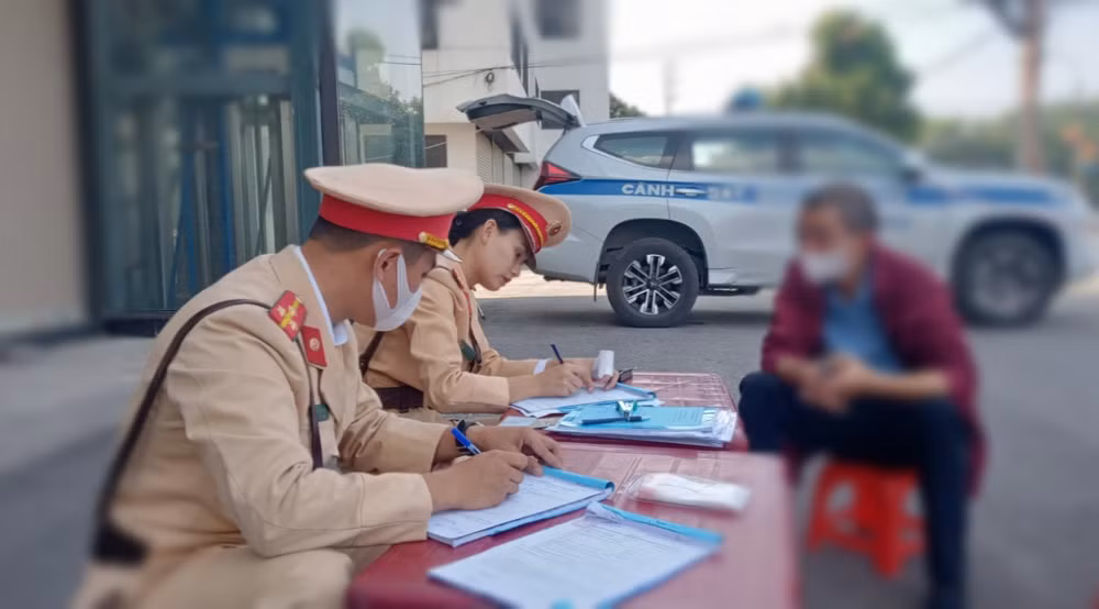 Cảnh sát giao thông lập biên bản xử lý người lái mô-tô vi phạm nồng độ cồn.