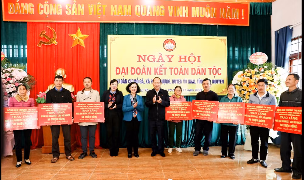 Đồng chí Trương Thị Mai và lãnh đạo tỉnh Thái Nguyên tặng 10 nhà Đại đoàn kết cho hộ nghèo tại địa phương.