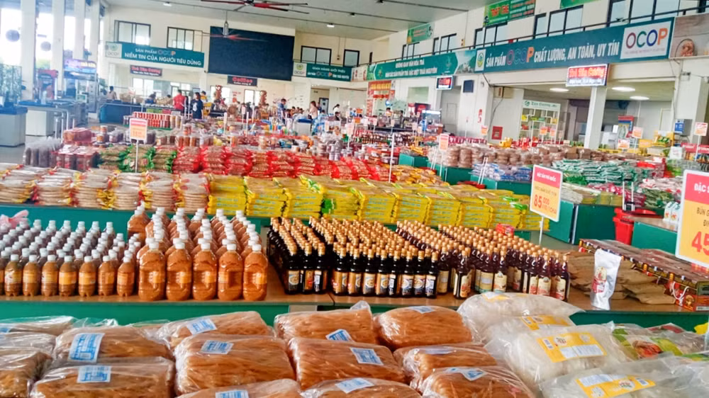 Hàng trăm sản phẩm OCOP của tỉnh Thái Nguyên được giới thiệu, bày bán tại trạm dừng nghỉ Hải Đăng bên cao tốc Hà Nội-Thái Nguyên.