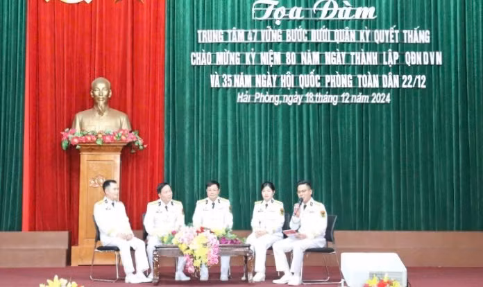 Tọa đàm “Vững bước dưới quân kỳ quyết thắng”.