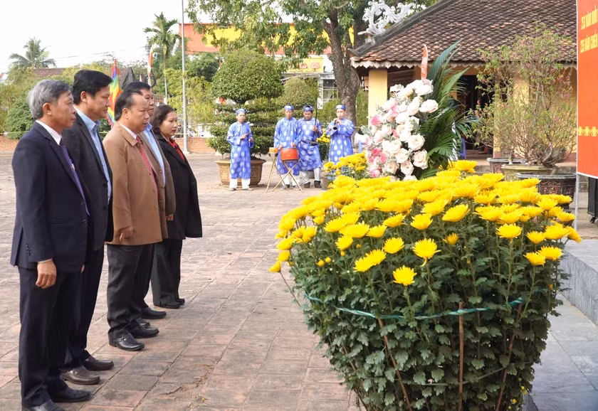 Các đồng chí lãnh đạo tỉnh Gia Lai dâng hương, dâng hoa trước đền thờ Tam kiệt thờ tự Nguyễn Nhạc, Nguyễn Huệ và Nguyễn Lữ. (ẢNH: ĐỨC THỤY)
