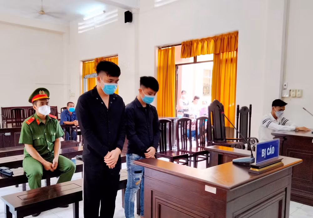 Bị cáo V.V.T. (phải) và bị cáo Võ Văn Huy tại phiên tòa.