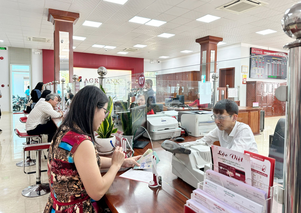 Khách hàng giao dịch tại Ngân hàng Agribank chi nhánh Chư Prông (Gia Lai).
