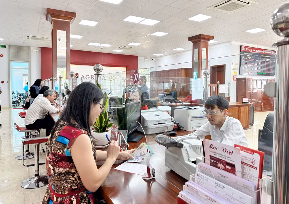 Khách hàng giao dịch tại Ngân hàng Agribank chi nhánh Chư Prông (Gia Lai).