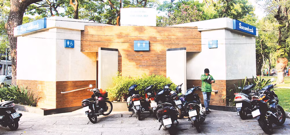 Nhà vệ sinh công cộng tại Công viên Lê Văn Tám trên đường Hai Bà Trưng, phường Võ Thị Sáu, Quận 3. (Ảnh THẾ ANH)