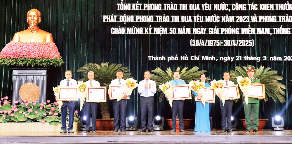 Các đơn vị xuất sắc dẫn đầu phong trào thi đua của thành phố năm 2022 nhận Huân chương của Chủ tịch nước.
