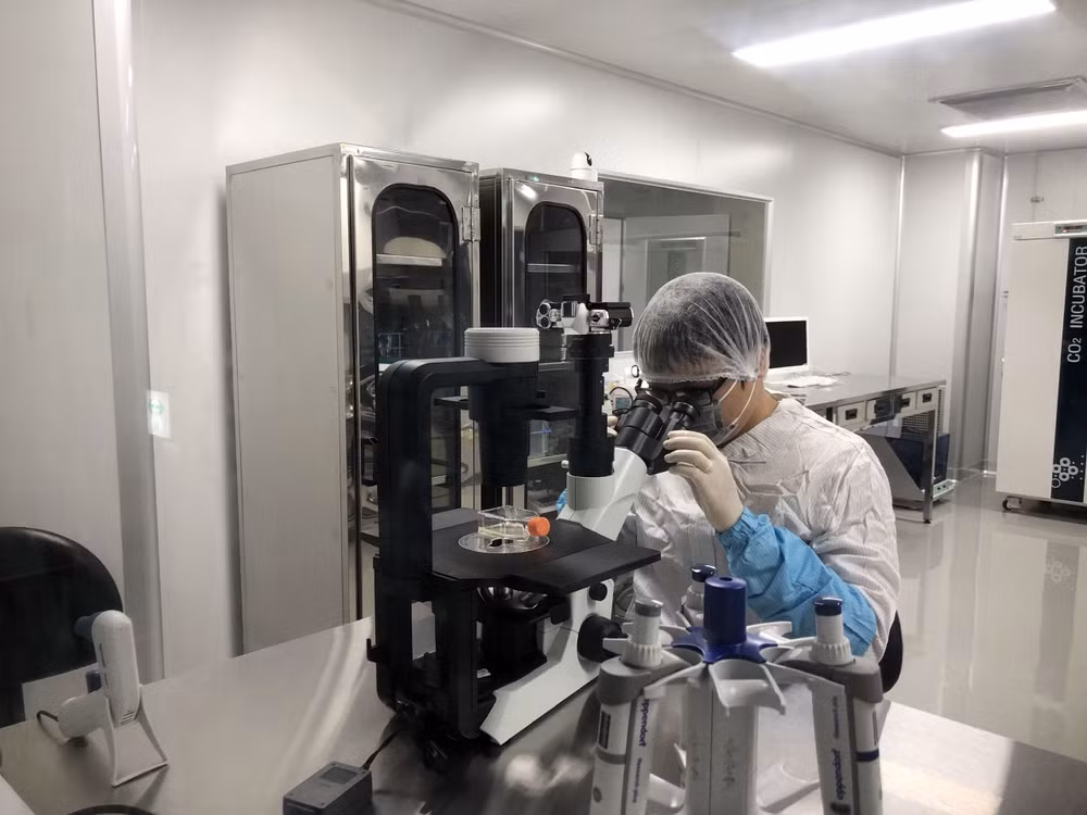 Nghiên cứu khoa học tại Viện Công nghệ sinh học thuộc Viện Hàn lâm Khoa học và Công nghệ Việt Nam.