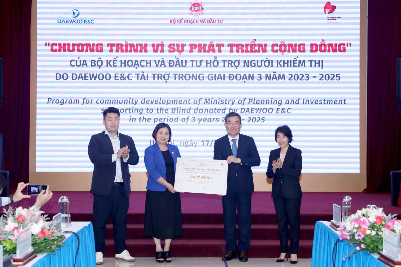 Tập đoàn Deawoo E&C tài trợ 3 tỷ đồng cho Quỹ Hỗ trợ người khiếm thị do Bộ Kế hoạch và Đầu tư bảo trợ.