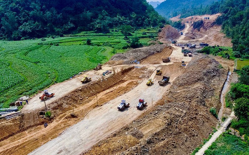 Những kilomet đầu tiên trên tuyến đường bộ cao tốc Đồng Đăng (Lạng Sơn)-Trà Lĩnh (Cao Bằng) đang được khẩn trương thi công. (Ảnh Đặng ANh Tuấn)