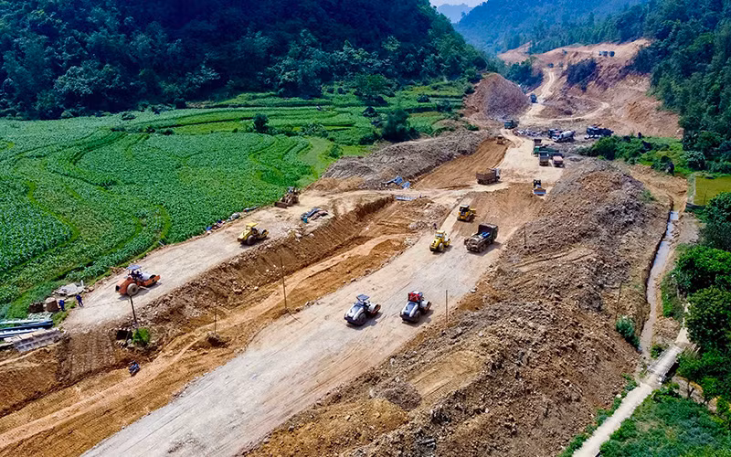 Những kilomet đầu tiên trên tuyến đường bộ cao tốc Đồng Đăng (Lạng Sơn)-Trà Lĩnh (Cao Bằng) đang được khẩn trương thi công. (Ảnh Đặng ANh Tuấn)