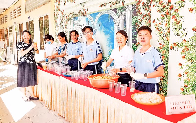 Các thầy, cô giáo Trường trung học phổ thông Bình Minh hỗ trợ đồ uống giải nhiệt cho học sinh đang ôn thi.