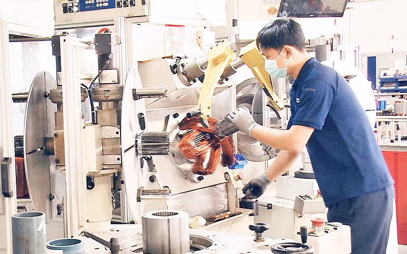 Sản xuất động cơ điện tại Công ty trách nhiệm hữu hạn Bonfiglioli (vốn đầu tư Italia) ở Khu công nghiệp Mỹ Phước 3, thành phố Bến Cát.