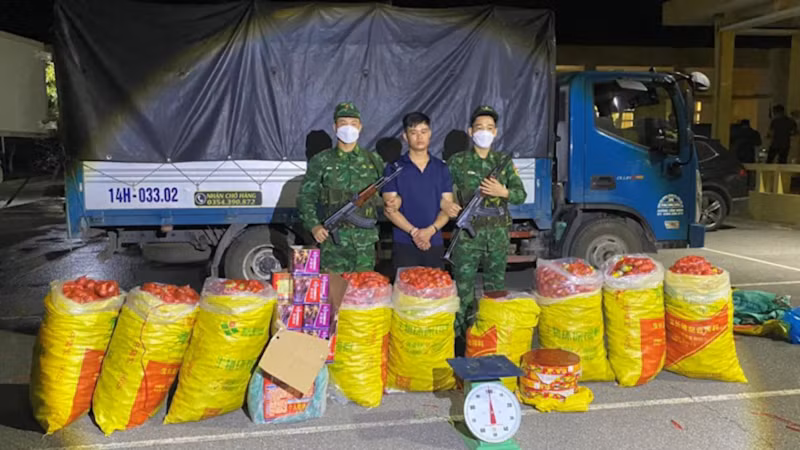 Cán bộ, chiến sĩ Bộ đội biên phòng tỉnh Quảng Ninh bắt giữ đối tượng vận chuyển pháo lậu qua biên giới. (Ảnh: Xuân Hùng)