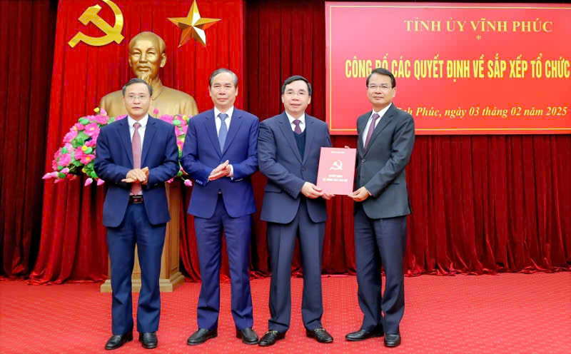 Bí thư Tỉnh ủy Đặng Xuân Phong trao Quyết định về thành lập Đảng bộ Các cơ quan Đảng tỉnh Vĩnh Phúc trực thuộc Tỉnh ủy.