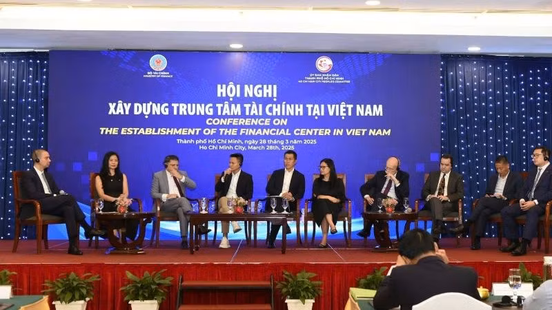 Các đại biểu chia sẻ những kinh nghiệm, mô hình Trung tâm tài chính tại Hội nghị "Xây dựng Trung tâm tài chính tại Việt Nam".