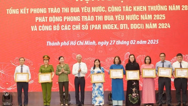 Phó chủ tịch Ủy ban nhân dân Thành phố Hồ Chí Minh Võ Văn Hoan trao bằng khen cho các đơn vị dẫn đầu chỉ số chuyển đổi số. (Ảnh: THẾ ANH)