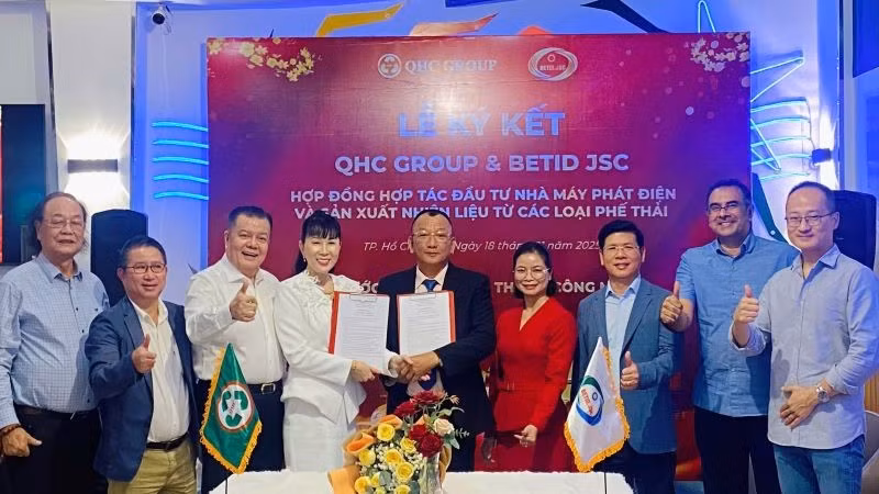 Đại diện lãnh đạo Tập đoàn QHC Global và Công ty cổ phần Đầu tư và Phát triển Công nghệ Môi trường Bình Phước tại lễ ký kết hợp tác.