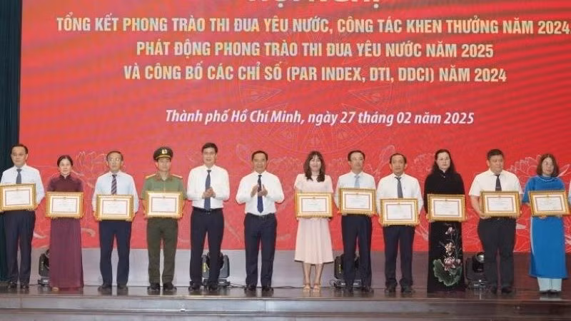 Ủy viên Trung ương đảng, Chủ tịch Ủy ban nhân dân Thành phố Hồ Chí Minh Nguyễn Văn Được trao bằng khen cho các đơn vị dẫn đầu chỉ số cải cách hành chính. (Ảnh: THẾ ANH)