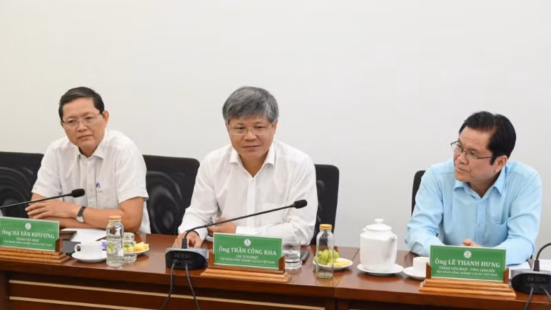 Ông Lê Thanh Hưng (bên phải) Tổng Giám đốc Tập đoàn Công nghiệp cao-su Việt Nam cùng các lãnh đạo Tập đoàn Công nghiệp cao su Việt Nam trao đổi thông tin với các đơn vị ký kết hợp tác.