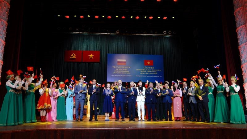 Các đại biểu chụp ảnh lưu niệm tại Lễ kỷ niệm 75 năm thiết lập quan hệ ngoại giao Việt-Nga. (Ảnh: THẾ ANH)