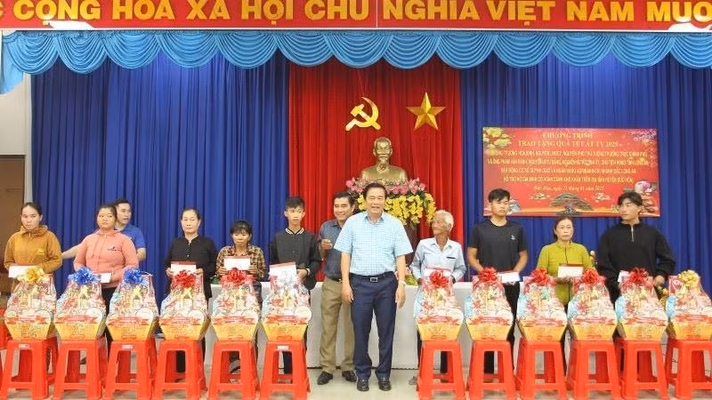 Đồng chí Phạm Văn Rạnh, nguyên Ủy viên Trung ương Đảng, nguyên Bí thư Tỉnh ủy Long An tặng quà Tết Ất Tỵ 2025 cho người nghèo,