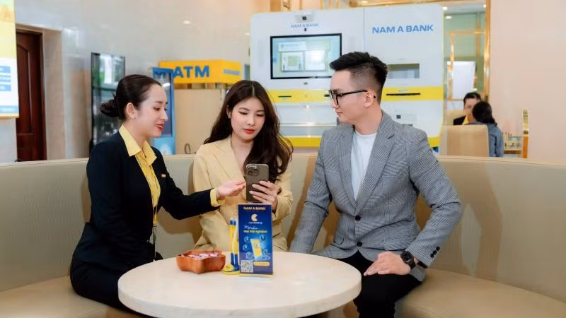 Khách hàng giao dịch tại Nam A Bank.